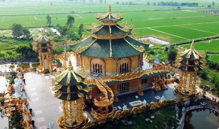 Ngôi chùa "dát vàng" ở Hưng Yên khiến du khách mê mẩn